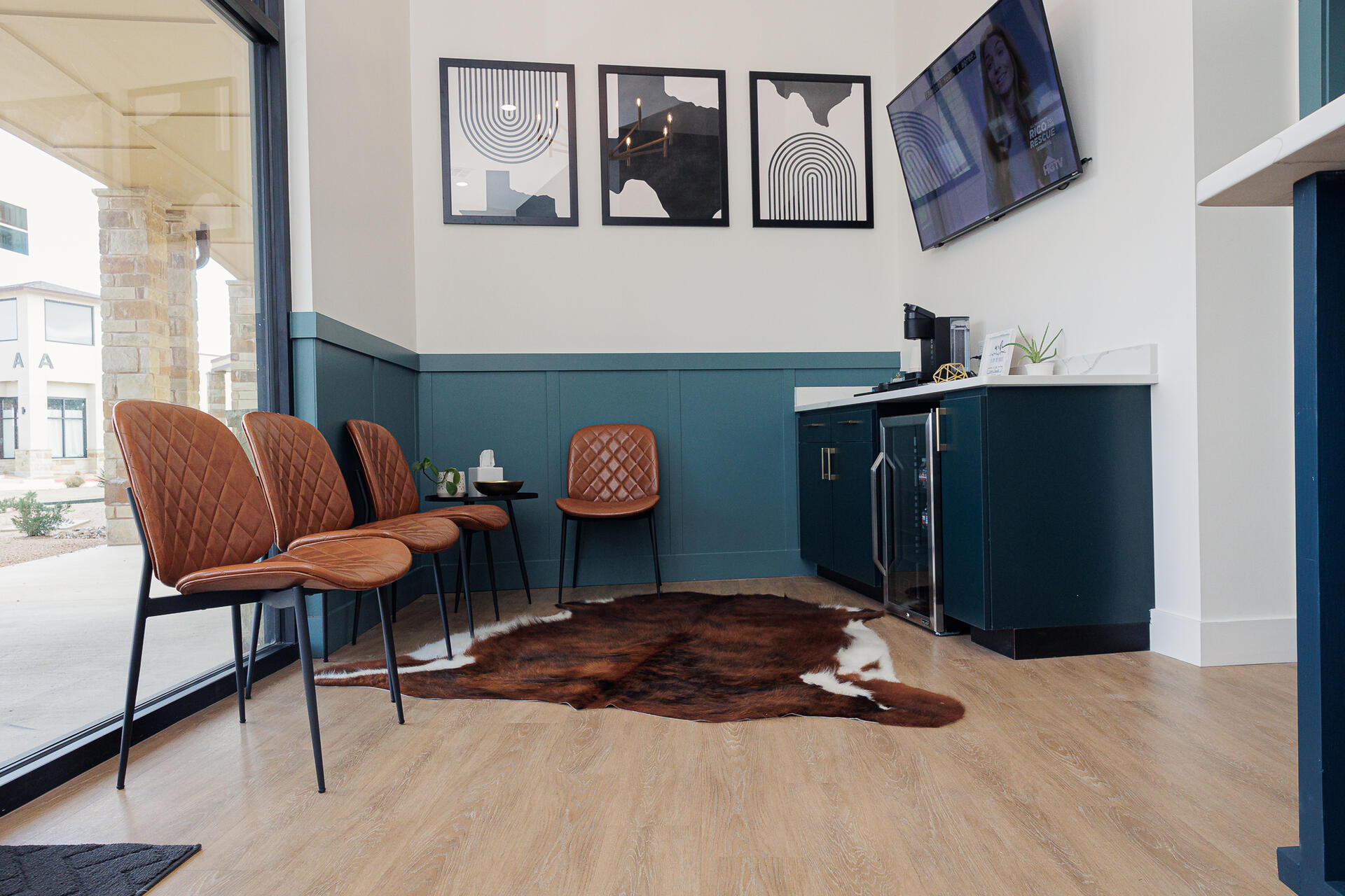 Comfortable waiting room at Leon River Endodontics