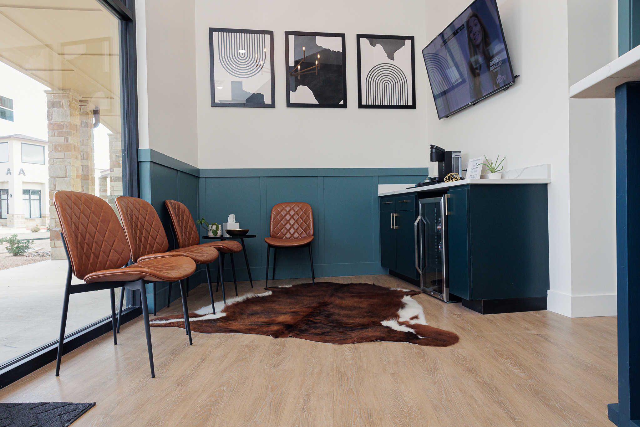 Comfortable waiting room at Leon River Endodontics